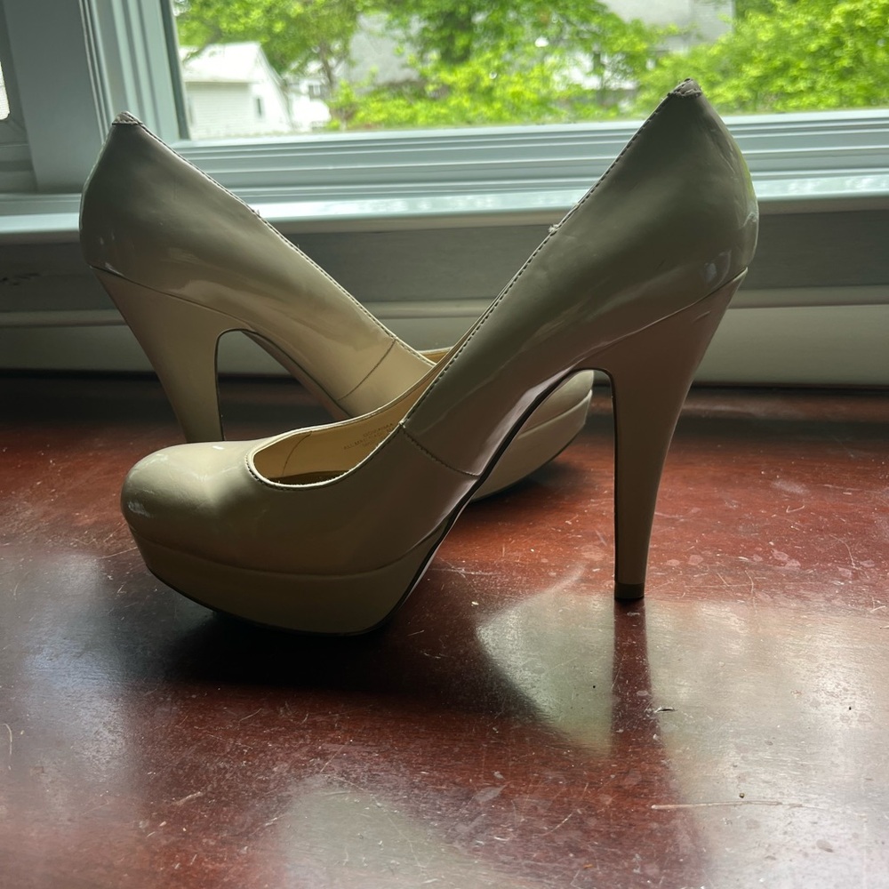 G by Guess Cream High Heels size 9.5